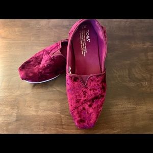 TOMS Crushed Black Cherry Velvet Slip-On Sneaker